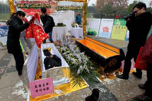     11月23日,郑州市民躺进"棺材"体验生死之间的"