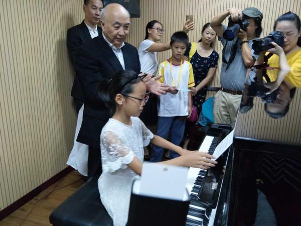 钢琴名家进社区 但昭义教授现场指导教学