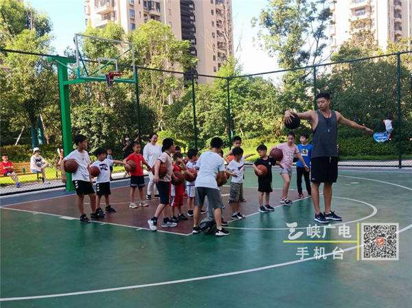 篮球公益课为社区儿童启蒙运动之美2.png