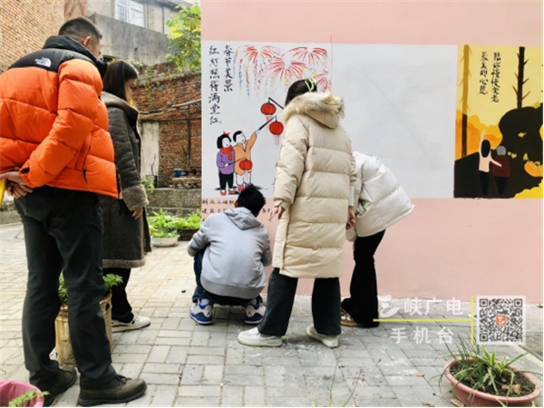三峡职院青年志愿者手绘养老墙开展“围墙革命”677.png