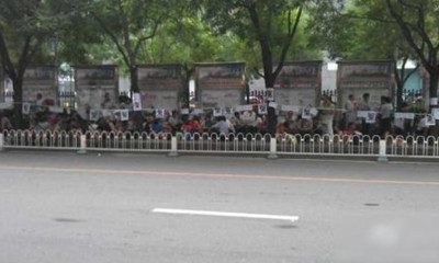 京建行工行总部员工集体散步抗议-三峡广电网
